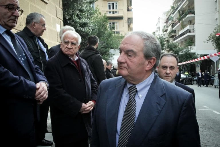 Είπαν το τελευταίο αντίο στον Δ. Σιούφα – Απαρηγόρητος ο Κ. Καραμανλής